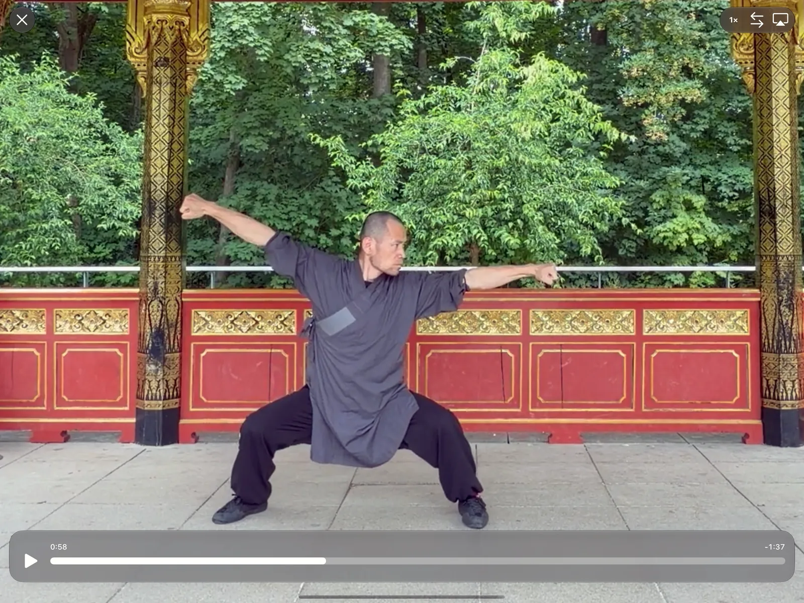 MyShaolin auf einem Tablet im Querformat: ein Formen-Video läuft, Tempo und Spiegeln sind eingeblendet